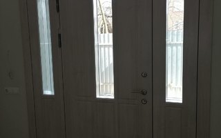 тамбурная двухстворчатая дверь с двумя боковыми вставками